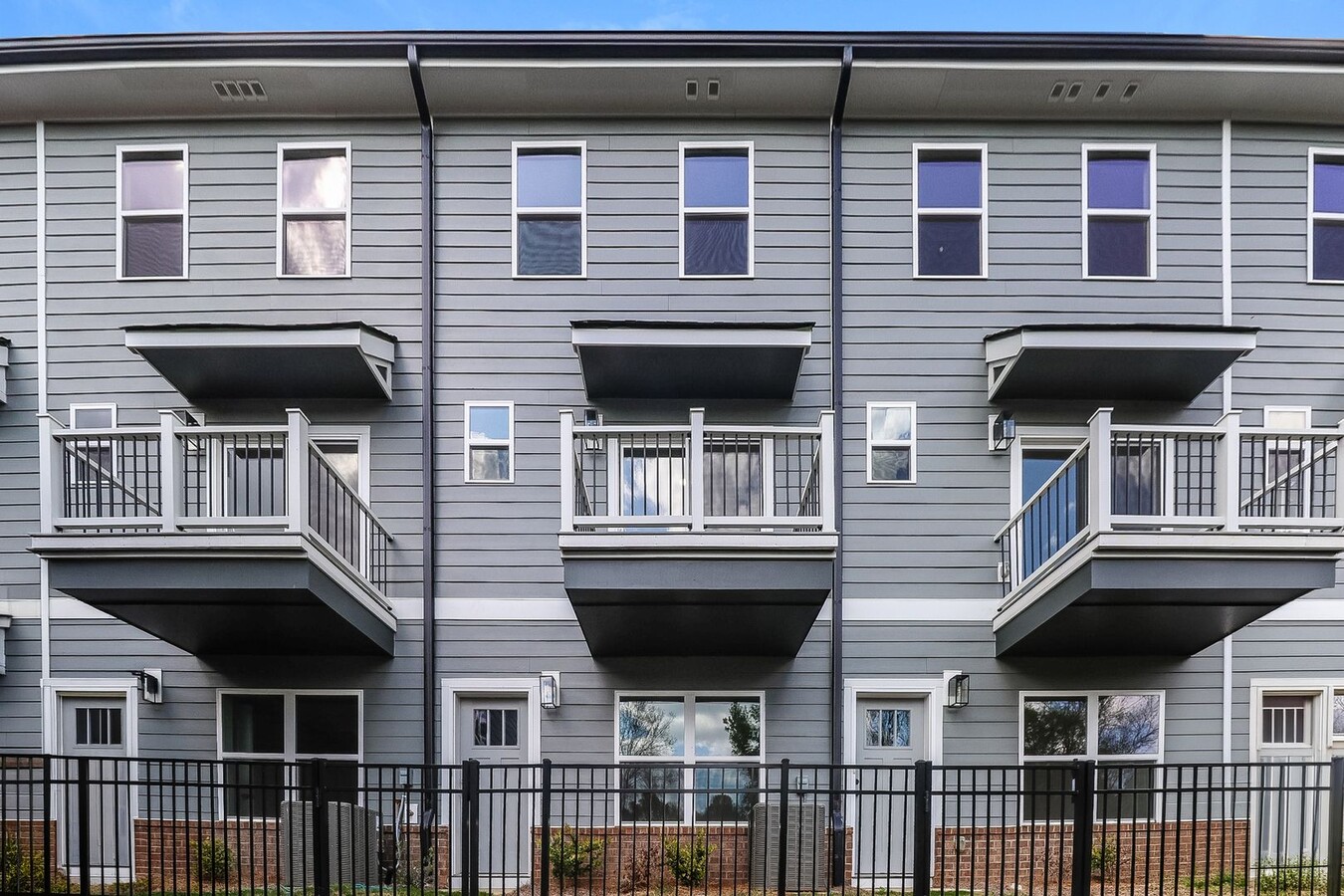 Photo - Beautiful 3BR 3.5BA Townhome w/ Full Appliance Kitchen Garage Parking in West End