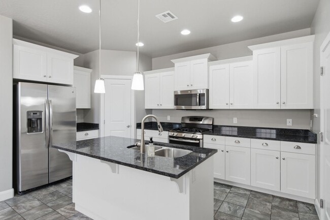 Building Photo - Bright & Spacious 3 bedroom Townhome