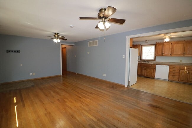 Photo - Amazing 4 bedroom 2 bathroom house located...