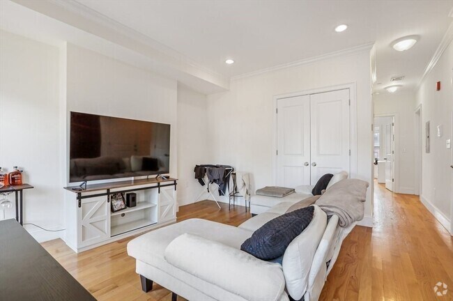 Building Photo - 668 Massachusetts Ave Unit 3 Rental