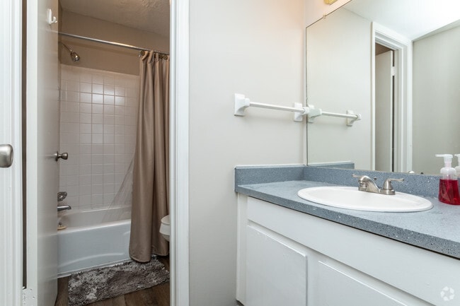 1BR, 1BA - 815SF