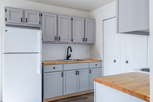 2BR, 1BA - 830SF - Kitchen