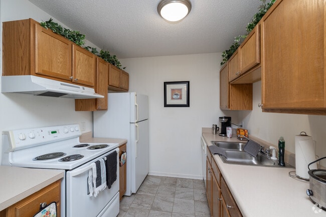 2BR, 2BA - 1,029SF - Kitchen