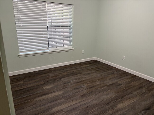 Photo - 309 W Hickory St
