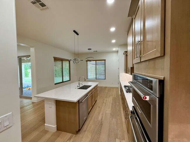 Photo - 1708 W Oberlin Way