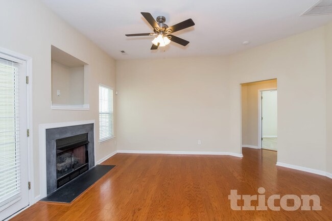Photo - 717 Yvonne Dr SW