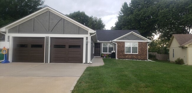 Building Photo - 1102 Hampton Dr