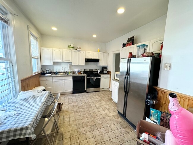 Building Photo - 37 Hillside St Unit 1B