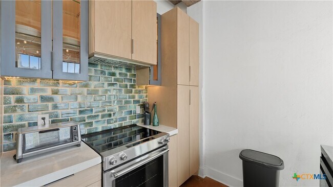 Building Photo - 222 Losoya St Unit 201