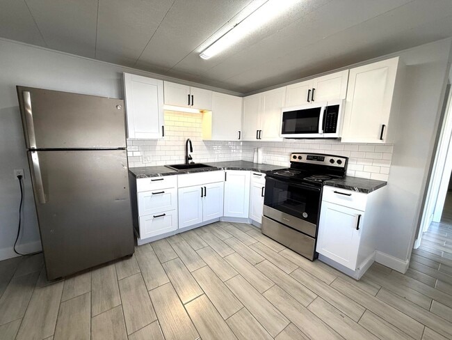 Photo - Charming Renovated 2-Bed / 1-Bath Mobile Home for Rent in Bradenton – Available Now!