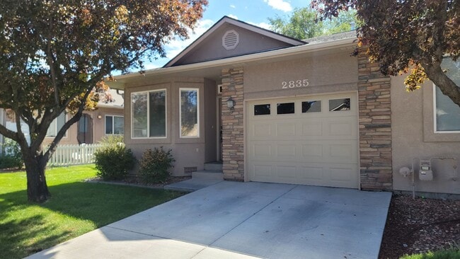 Building Photo - Move-in Ready 2-Bed, 2-Bath Townhome in De...
