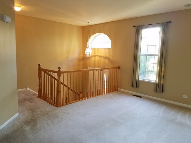 Entrada + Sala de estar - 135 Patrick Ave