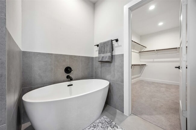 Building Photo - 303 Charlock St