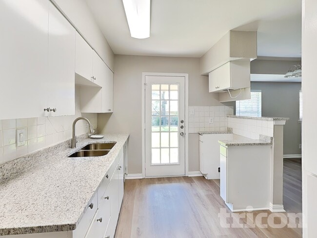 Photo - 902 Woodbrook St