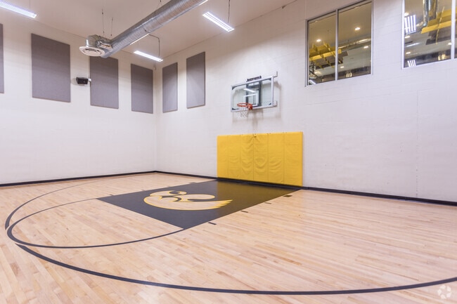 Cancha de básquetbol - The Quarters Iowa City