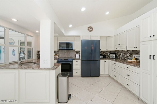 Photo - 560 Cypress Way E