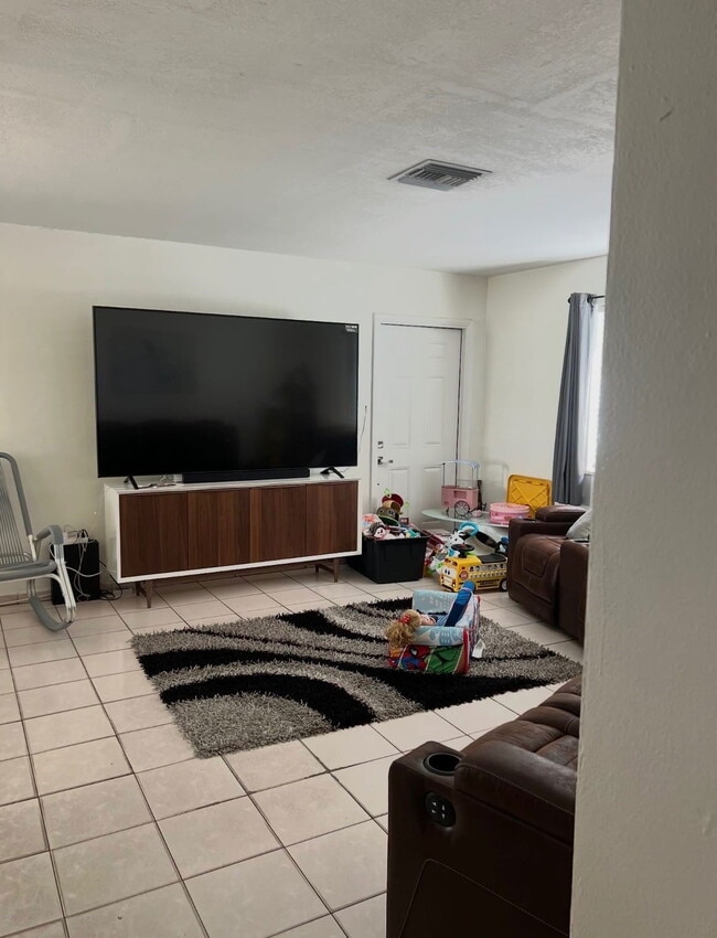 Photo - 464 E 50th St