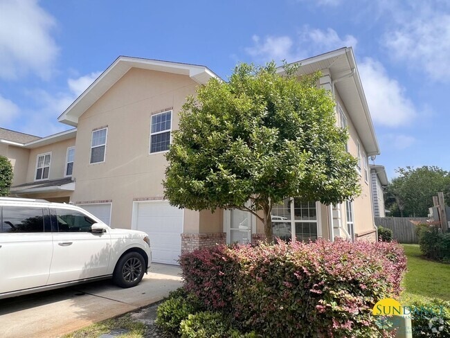 Building Photo - Stunning Meridian Square 3 Bedroom Home in...