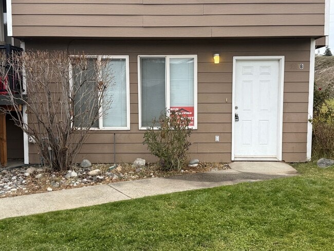 Building Photo - 553 11th St NE Unit B