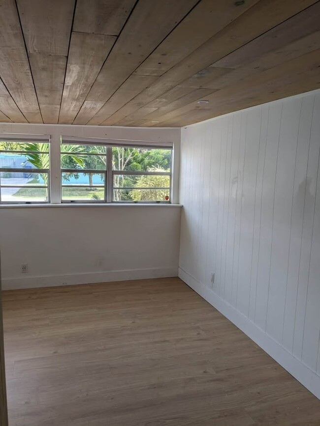 Photo - 605 NE 27th St