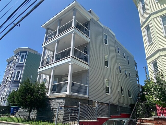 Building Photo - 40 Temple St Unit 3