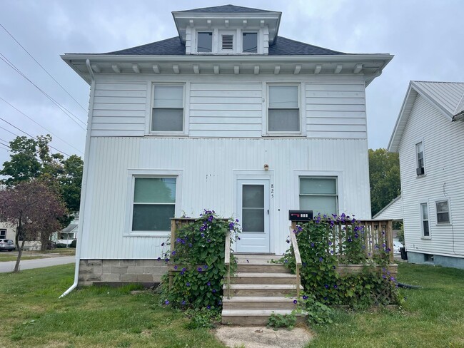 Building Photo - Large Four Bedroom Home