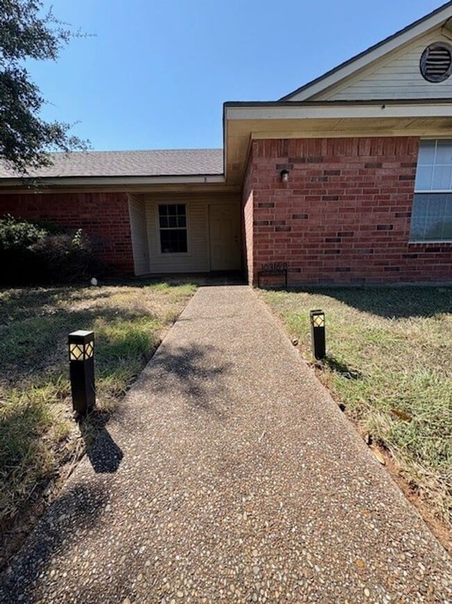 Photo - 10316 Hyacinth Ln Unidad B