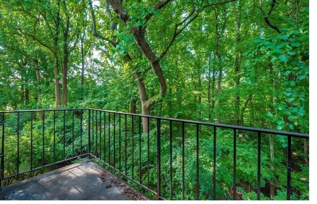 Building Photo - 10619 Montrose Ave Unit 202