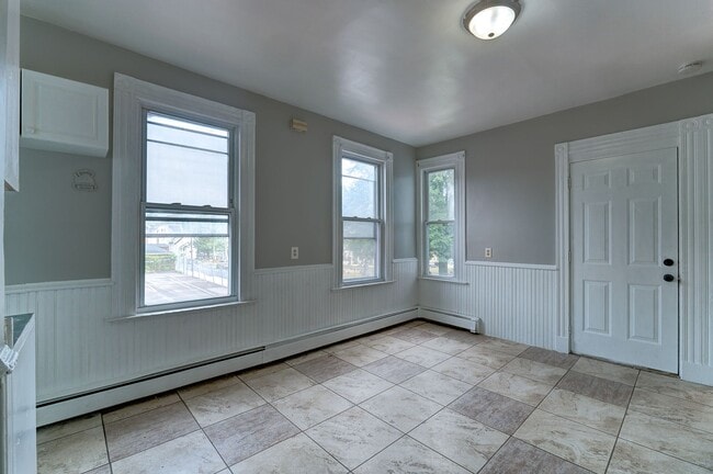 Photo - 84-86 Bright Street Unidad #2