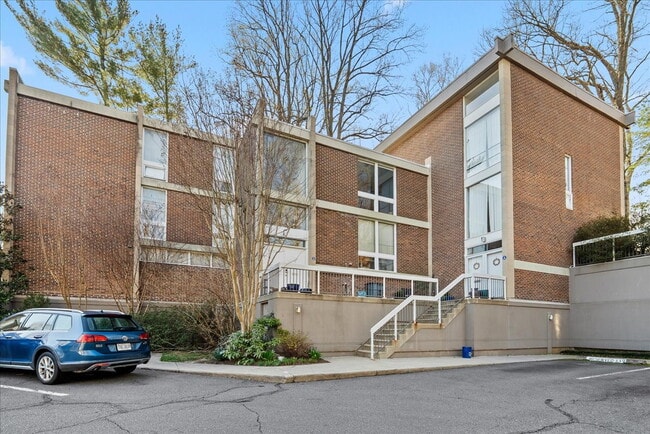Building Photo - Unique 3BR / 1.5BA Mid-Century Townhome in Reston’s Iconic Hickory Cluster