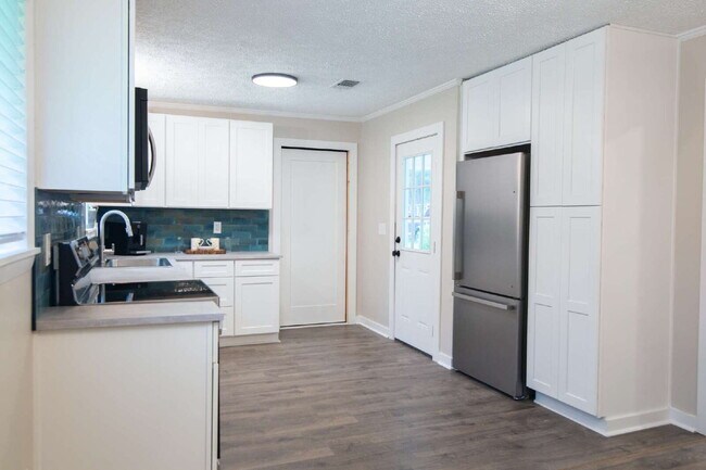 Charming Remodeled 3-Bed/1-Bath Home on 1 Acre — Ideal for Grad Students, Pros, or Game-Day Retre...