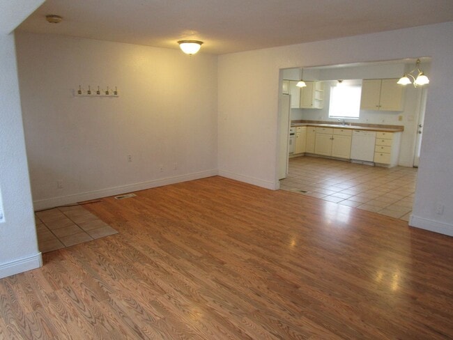 Photo - 604 NE Lookout Ave