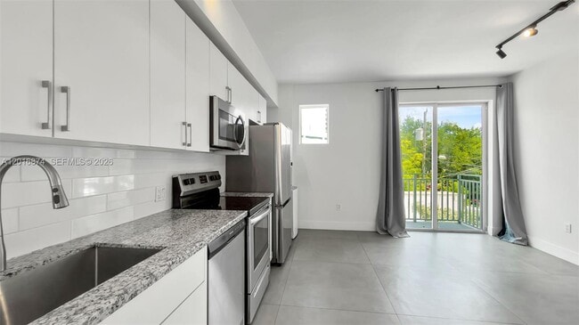 Building Photo - 1536 NW 15th Ave Unit 206