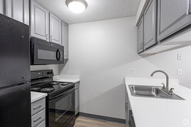 2BR, 1BA - 780SF