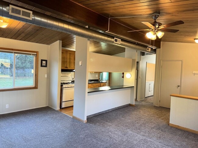 Building Photo - Newly Renovated Three bedroom, One Bathroom Rental