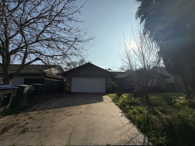 Building Photo - 3 bedrooms, 2 full bathrooms single-story home located in the heart of Visalia, CA.