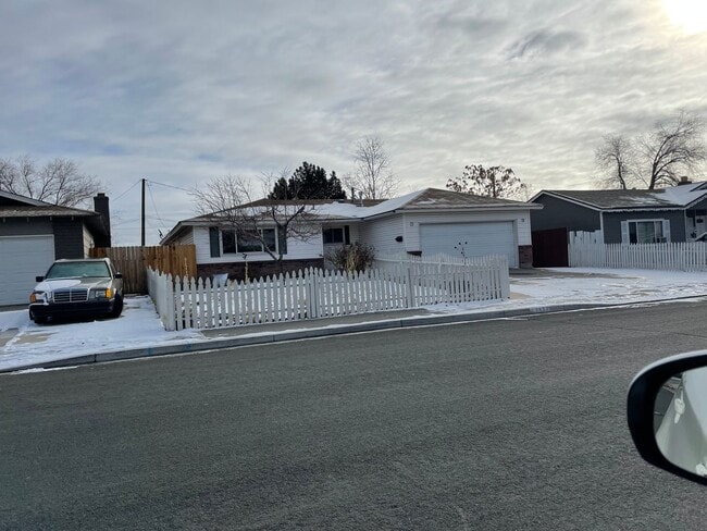 Building Photo - 4 Bedroom 2 bath 2 car garage Rental