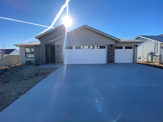 3 Bedroom 2 Bath & 3 Car Garage Available ... - 3 Bedroom 2 Bath & 3 Car Garage Available ... Casa