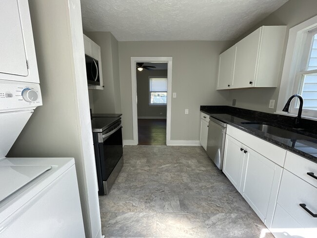 Photo - 811 McCausland St