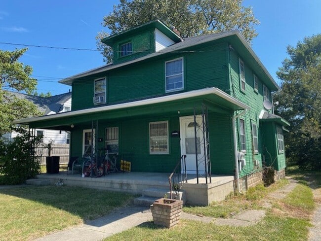 Building Photo - Welcome to this charming two bedroom, one ... Rental