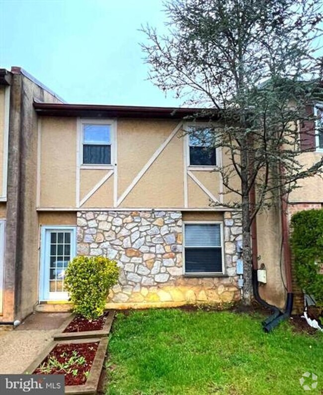 Building Photo - Beautiful fully renovated Townhomw 3 beds ... Rental