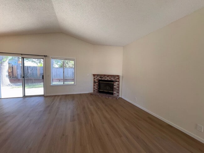 Photo - 1006 Longspur Dr