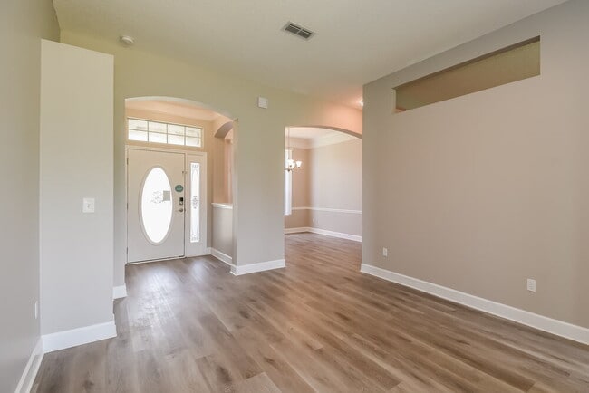 Photo - 1514 Falkland Rd E