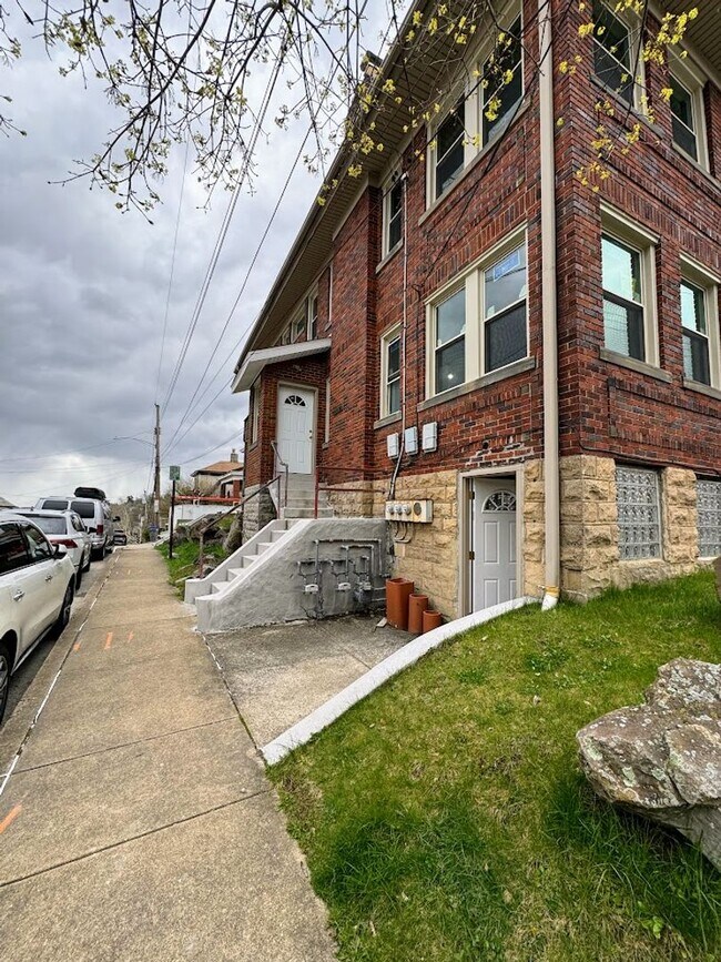 Photo - 1646 Potomac Ave Unidad Storefront