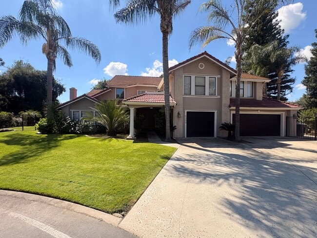Photo - Elegant 4 Bedroom Home in The Lakes