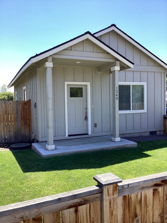Building Photo - 54- 12th, Poplar Unit 54- 1240 NW Poplar ADU Rental
