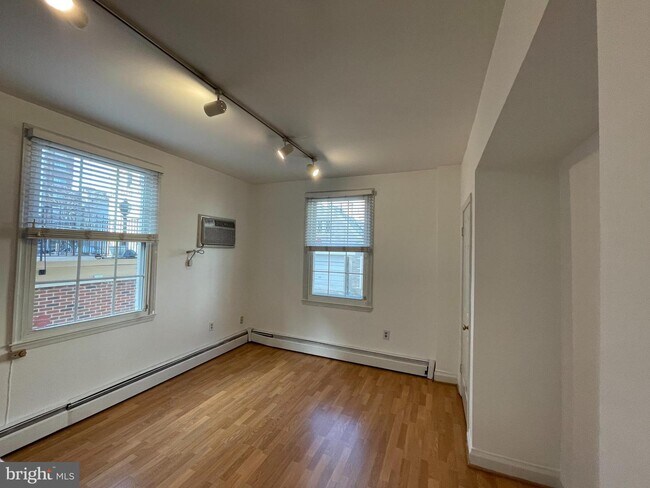 Photo - 1828 Riggs Pl NW Unidad 1