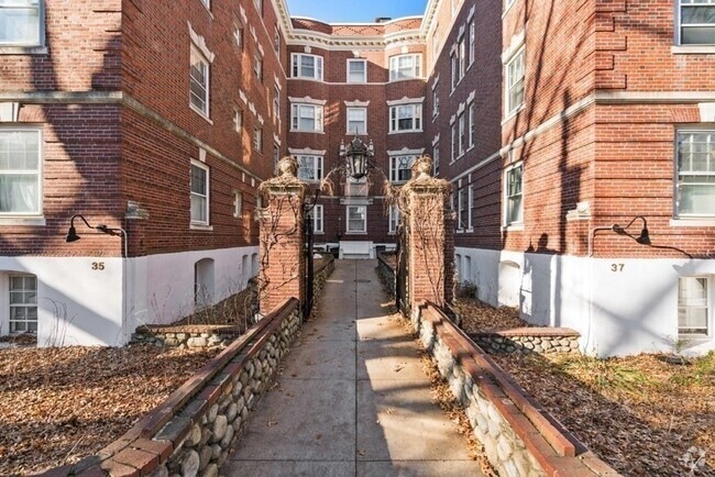 Building Photo - 37 Lee St Unit Seven Rental