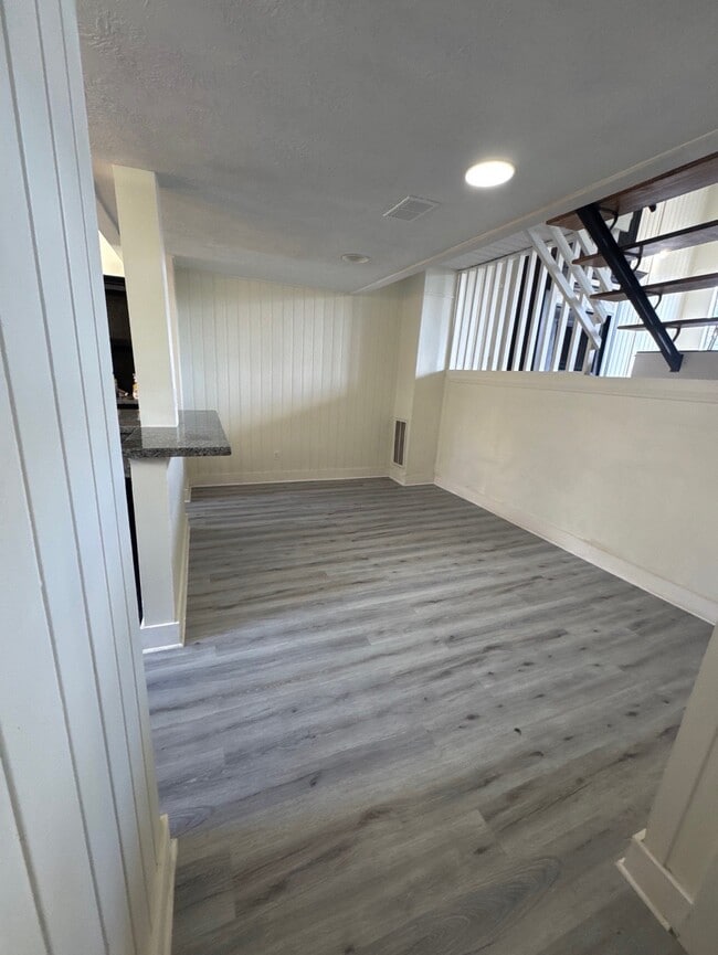 Photo - 27 Lakeway St