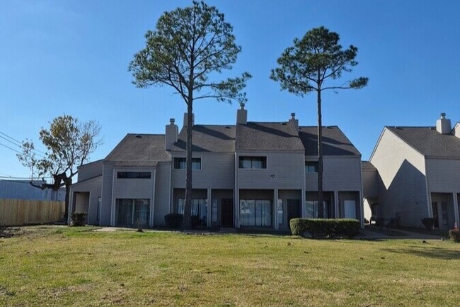 Building Photo - Golden Village Townhomes